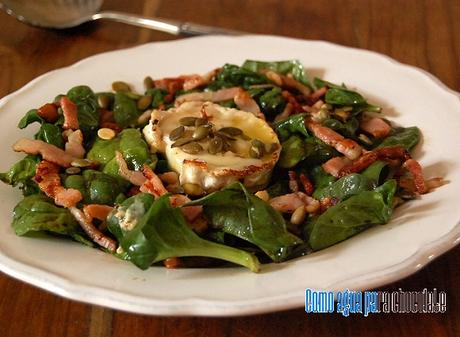 ENSALADA DE ESPINACAS, BEICON, PIPAS Y QUESO DE CABRA.