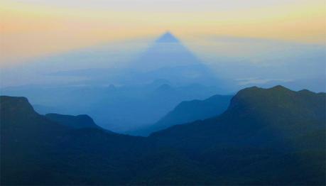 Sombra de la cumbre sobre el horizonte