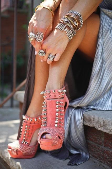 TACONES CON TACHAS