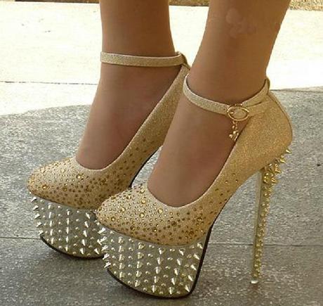 TACONES CON TACHAS