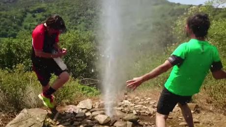 Una marca de agua da que hablar en las redes con un falso géiser en una montaña de Barcelona