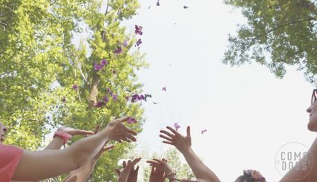 Y que no falte una tarta con flores Petalos al aire