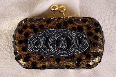 CLUTCH. BOLSO JOYA DORADO Y NEGRO