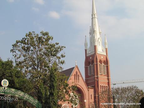 Yangón; el Lago Kandawgyi