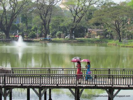 Yangón; el Lago Kandawgyi