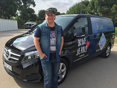 Blue Jeans presenta su gira de firmas veraniega 'Blue on the road'