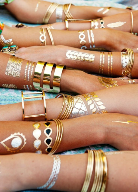 Metallic Flash Tattoos: La nueva tendencia de tatuajes temporales