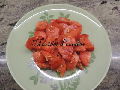 Ensalada de tomate, espárragos blancos, melva, maíz dulce, aceitunas y semillas de amapola.
