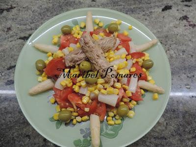 Ensalada de tomate, espárragos blancos, melva, maíz dulce, aceitunas y semillas de amapola.