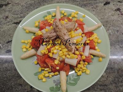 Ensalada de tomate, espárragos blancos, melva, maíz dulce, aceitunas y semillas de amapola.