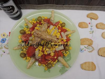 Ensalada de tomate, espárragos blancos, melva, maíz dulce, aceitunas y semillas de amapola.