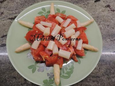 Ensalada de tomate, espárragos blancos, melva, maíz dulce, aceitunas y semillas de amapola.