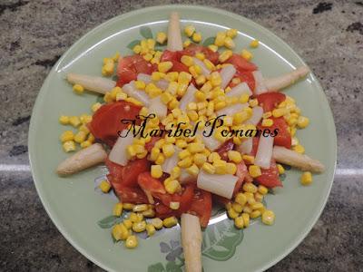 Ensalada de tomate, espárragos blancos, melva, maíz dulce, aceitunas y semillas de amapola.