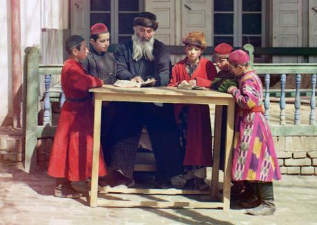 Niños judíos alrededor de un maestro de Samarkanda 