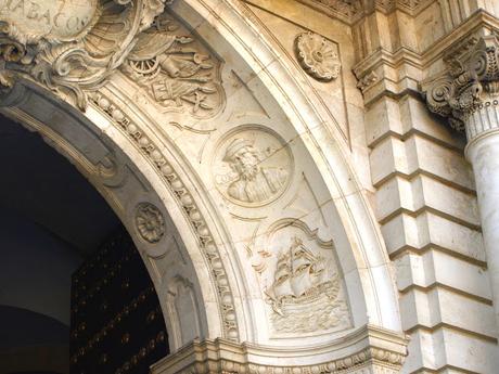 La Puerta del Rectorado y los descubridores.