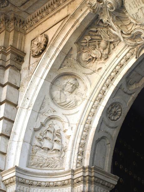 La Puerta del Rectorado y los descubridores.