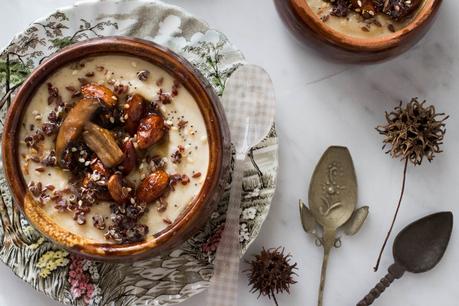 SOPA DE COLIFLOR CON PORTOBELLOS,QUINOA ROJA, ALMENDRAS CARAMELIZADAS Y MEZCLA DE SEMILLAS