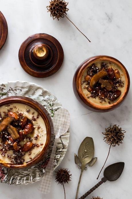 SOPA DE COLIFLOR CON PORTOBELLOS,QUINOA ROJA, ALMENDRAS CARAMELIZADAS Y MEZCLA DE SEMILLAS