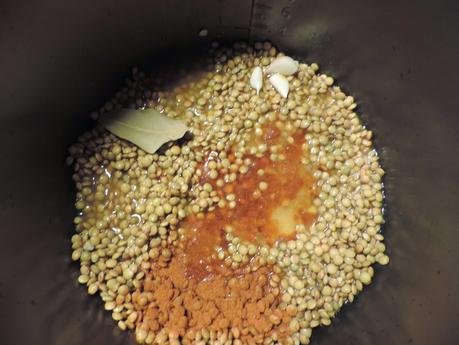 Arroz integral y lentejas con salmón ahumado.