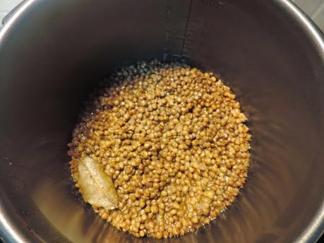 Arroz integral y lentejas con salmón ahumado.