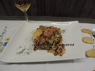 Arroz integral y lentejas con salmón ahumado.