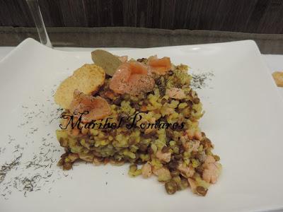 Arroz integral y lentejas con salmón ahumado.