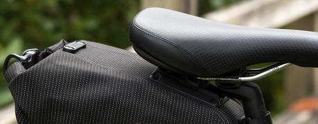 Bolso para sillín Ortlieb Hi-Vis, un pequeño sistema de transportación de considerable capacidad y con cualidades reflectantes