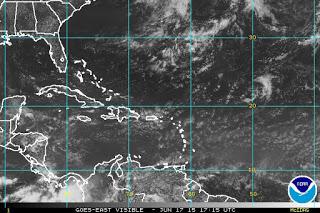 Onda tropical y nubosidad del Este se combinan.