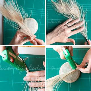 Presenta las plumas y pégalas primero entre ellas, y luego en la base