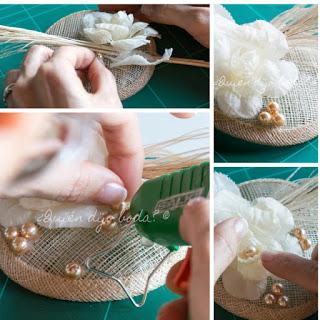 Pega las perlitas con silicona caliente en la base de sinamay