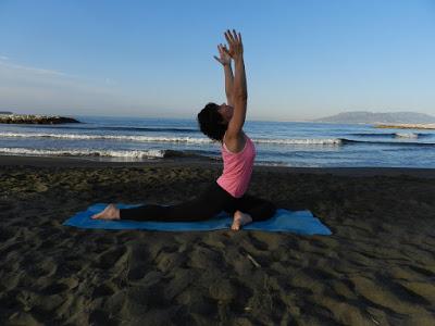 SOLSTICIO Y VOX YOGA EN PLAYA DE PEDREGALEJO