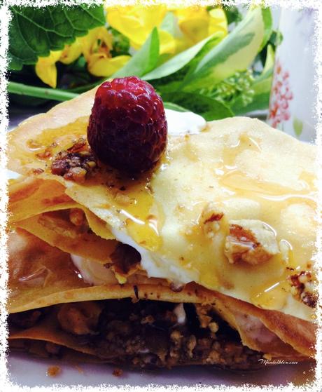 Pastelitos crujientes con nueces, yogur griego y frambuesas