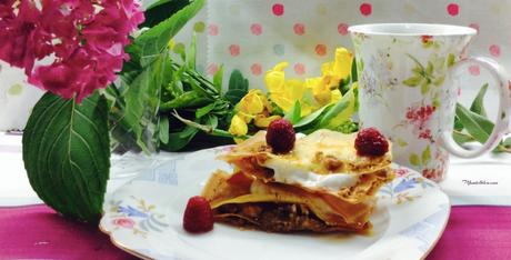 Pastelitos crujientes con nueces, yogur griego y frambuesas