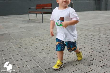niño con camiseta pintada