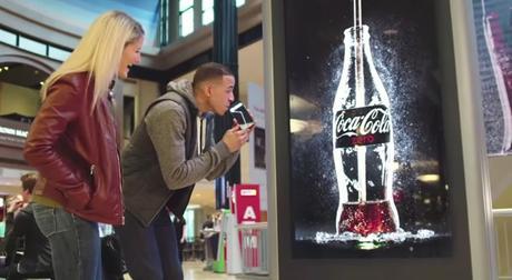Coca-Cola innova en publicidad tradicional con una campaña “que se bebe” Coca-Cola innova en publicidad tradicional con una campaña “que se bebe”