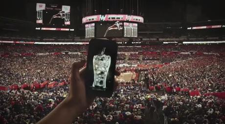 Coca-Cola innova en publicidad tradicional con una campaña “que se bebe” Coca-Cola innova en publicidad tradicional con una campaña “que se bebe”