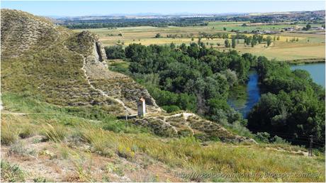 abajo la caseta del telégrafo y la senda que subiremos después