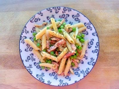 Pasta  con beicon y guisantes