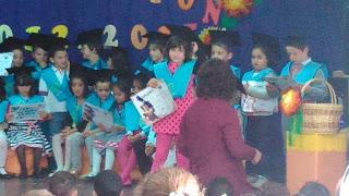 Entrega diploma graduación infantil