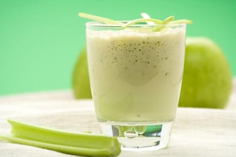 Prepárate un delicioso jugo de apio. Foto: Thinkstock