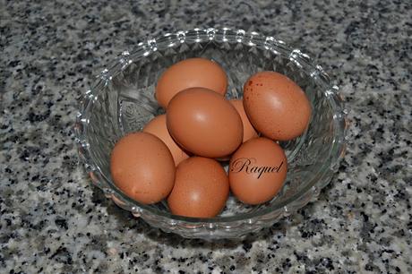 Tortilla de Patatas Adornada con Pimientos Asados