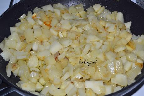 Tortilla de Patatas Adornada con Pimientos Asados