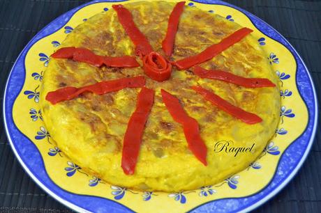 Tortilla de Patatas Adornada con Pimientos Asados