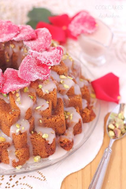 BUNDT CAKE DE PISTACHO, FRESA Y ROSA