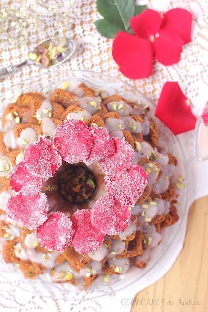 BUNDT CAKE DE PISTACHO, FRESA Y ROSA