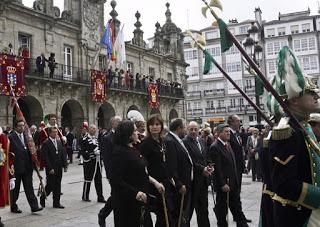 Los alcaldes de La Marea gallega ‘plantan’ al Santísimo Señor Sacramentado… y homenajean a una matemática