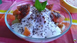 Fruta con café y yogurt