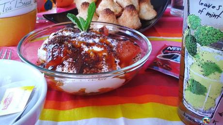 Fruta con café y yogurt