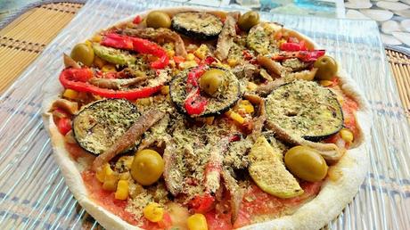 Pizza vegana de espelta con setas ostra, berenjena y pimientos asados