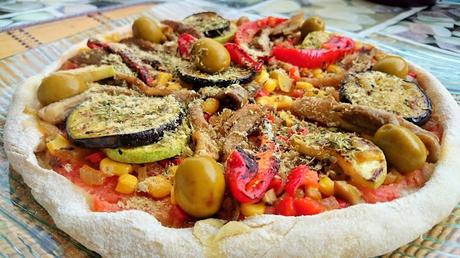 Pizza vegana de espelta con setas ostra, berenjena y pimientos asados